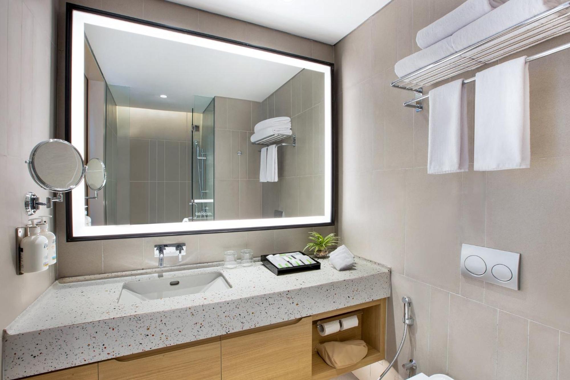 Holiday Inn Lampung Bukit Randu By Ihg Bandar Lampung Exteriör bild