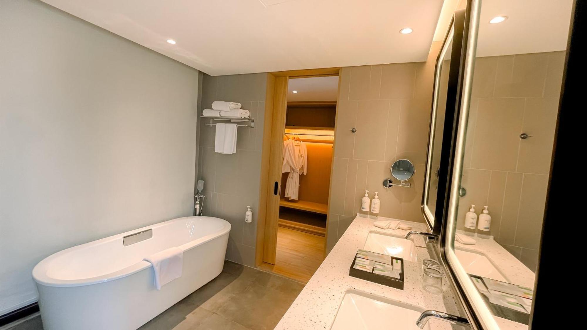 Holiday Inn Lampung Bukit Randu By Ihg Bandar Lampung Exteriör bild
